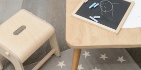 Stolik drewniany w pokoju dziecka